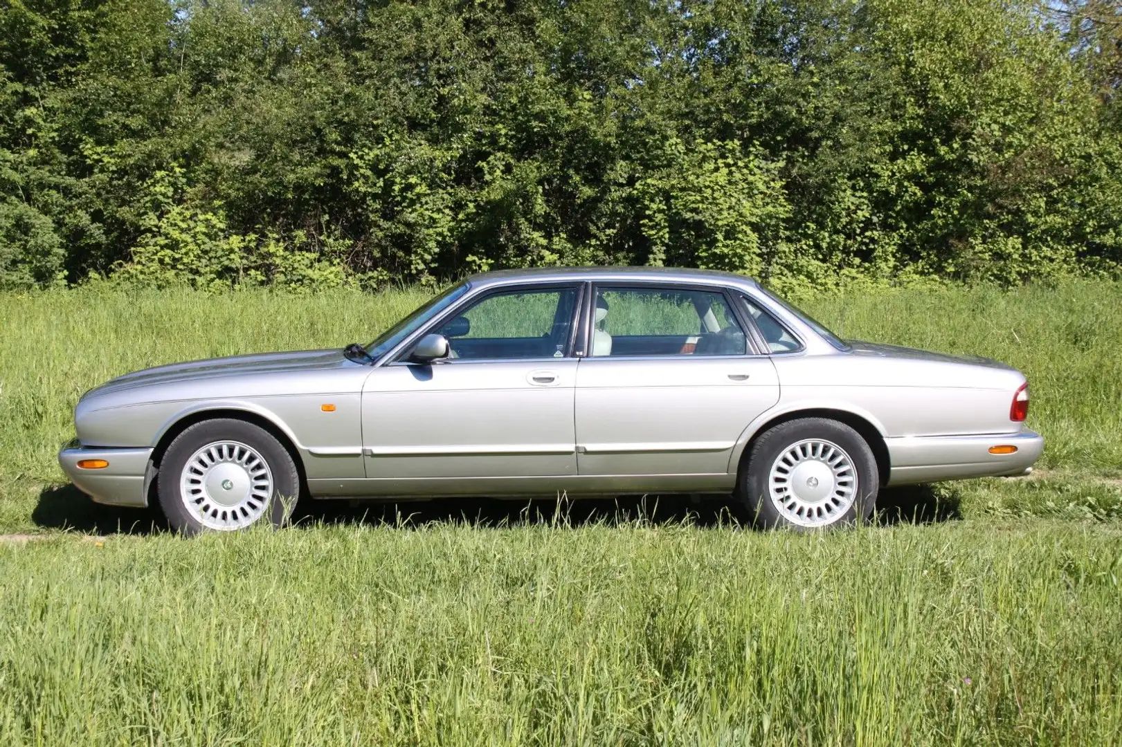 Jaguar XJ 3.2 Executive 2 Jahre Garantie Stříbrná - 2