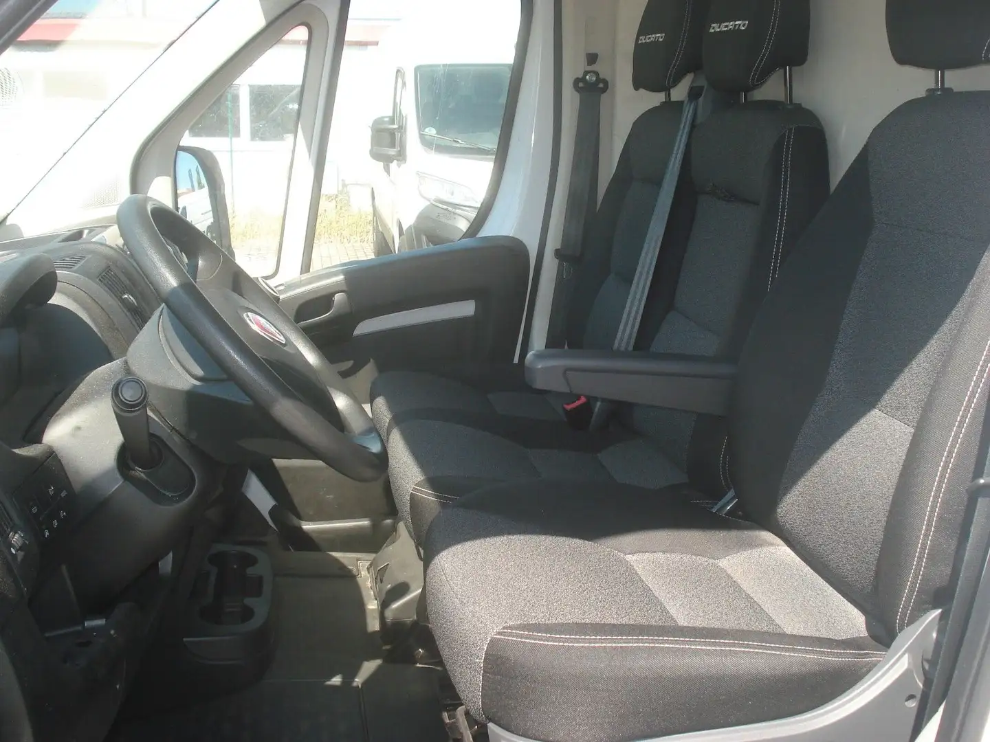 Fiat Ducato 33 120 L2H2 Klima PDC EURO6 41530Km AHK Weiß - 2