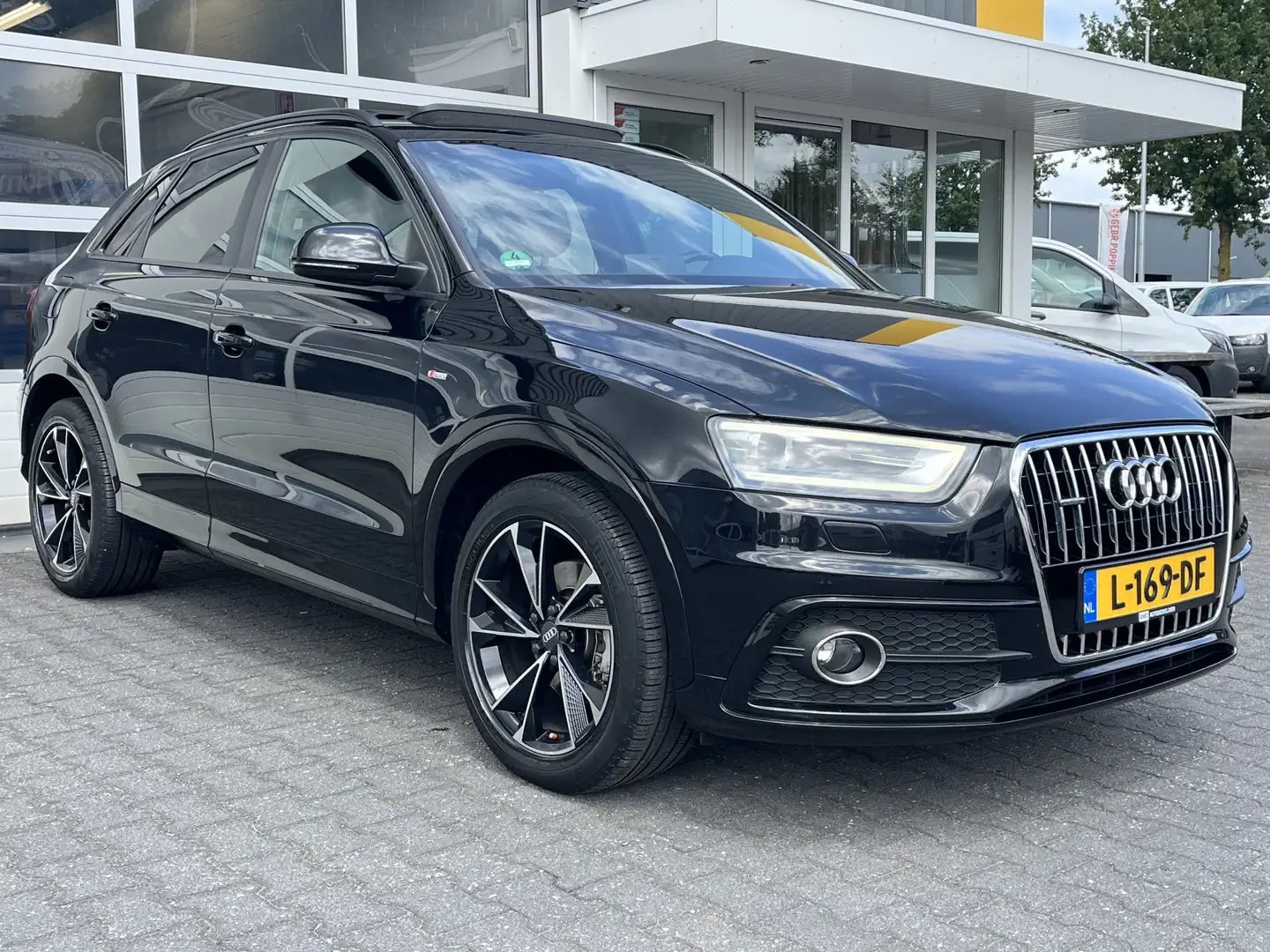Audi Q3 2.0 TFSI quattro S-tronic - S Edition Panoramadak Zwart - 1