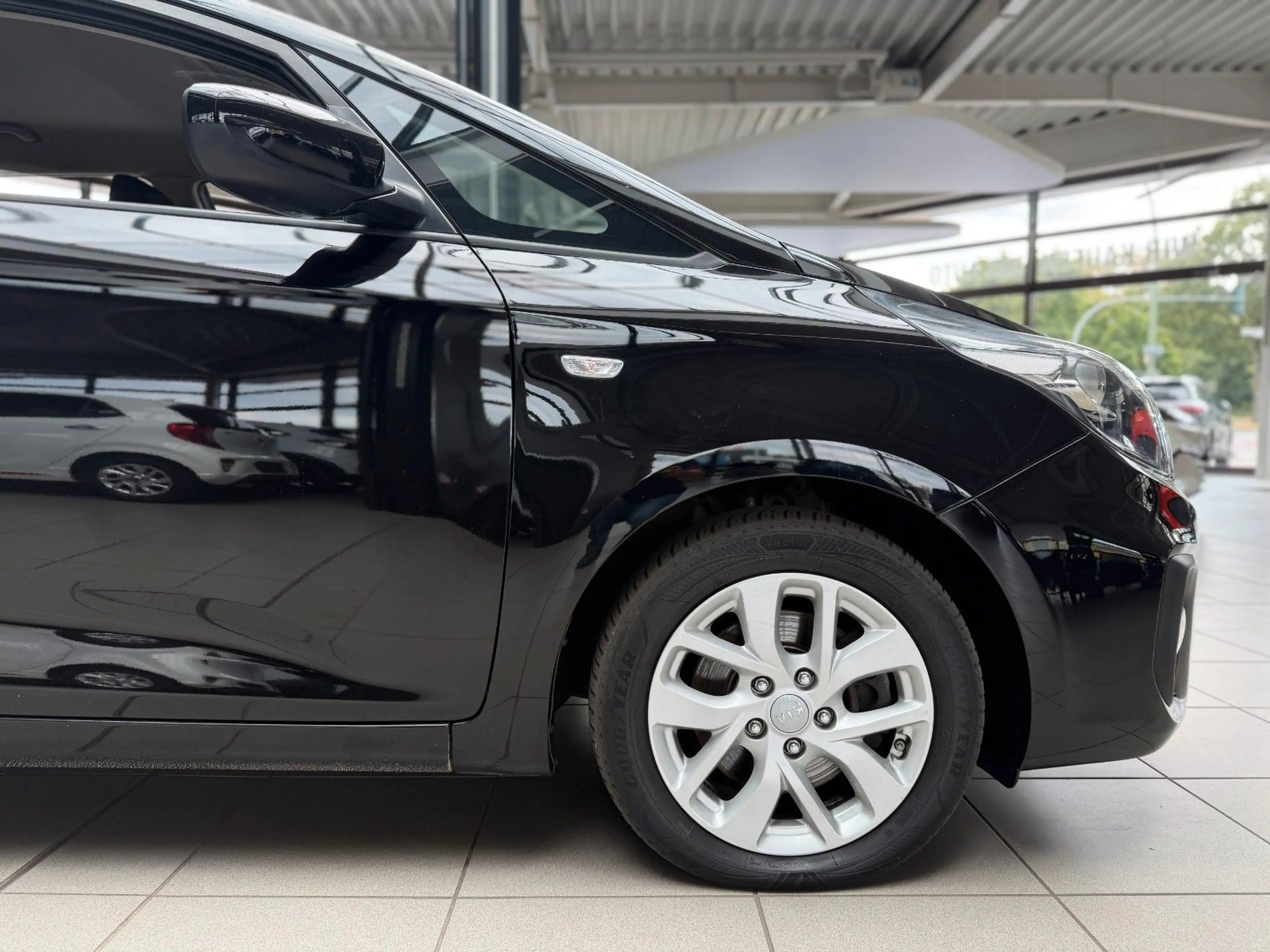 Kia Carens Vision — photo 7
