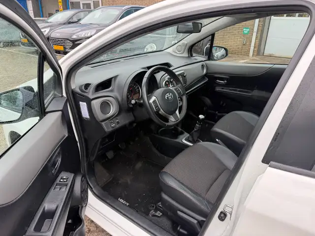 Toyota Yaris view 15