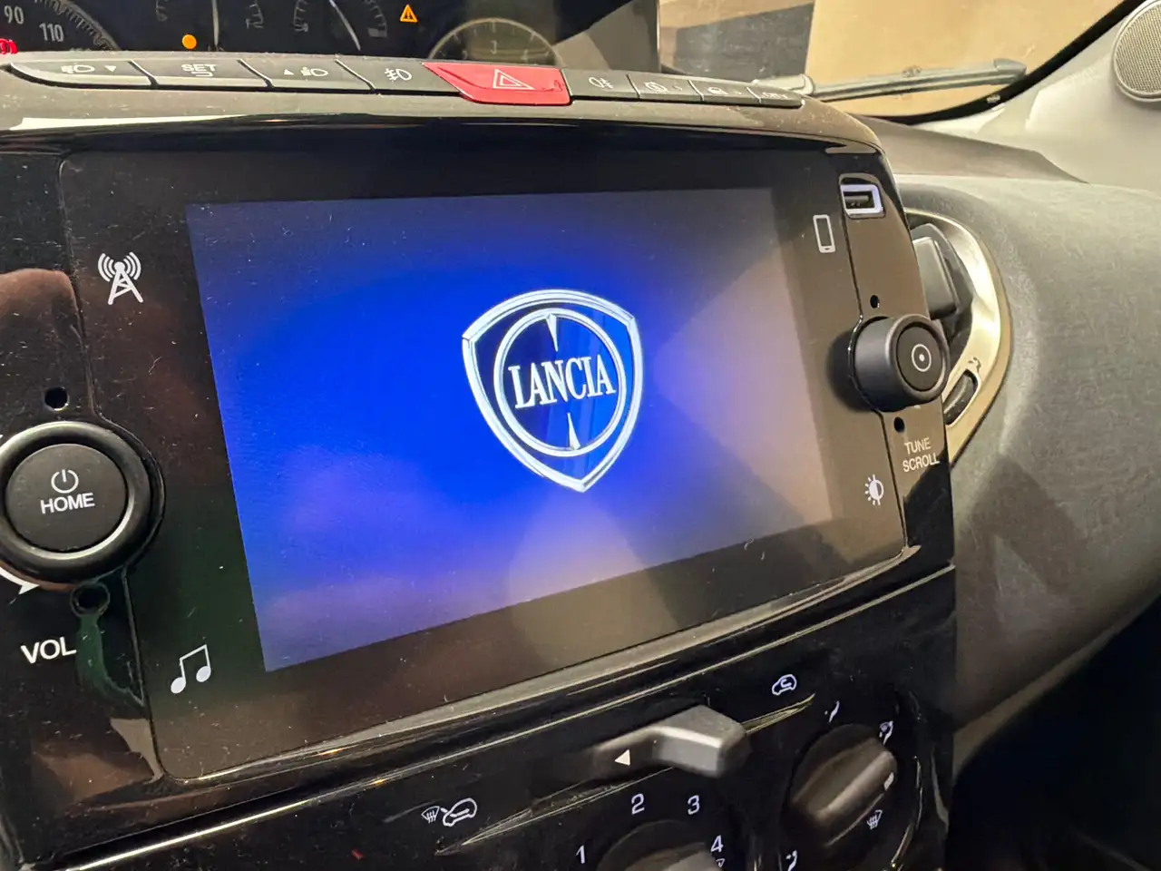 Lancia Ypsilon 2022 — фото 12