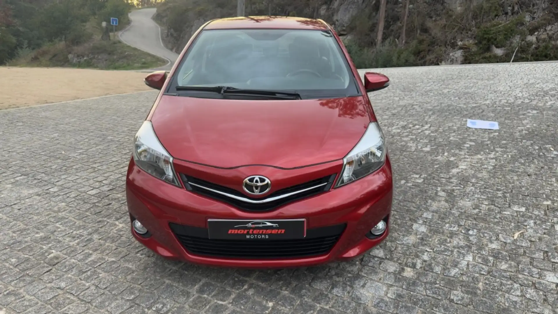 Toyota Yaris 90 D-4D Dynamic 5P Burdeos - 2