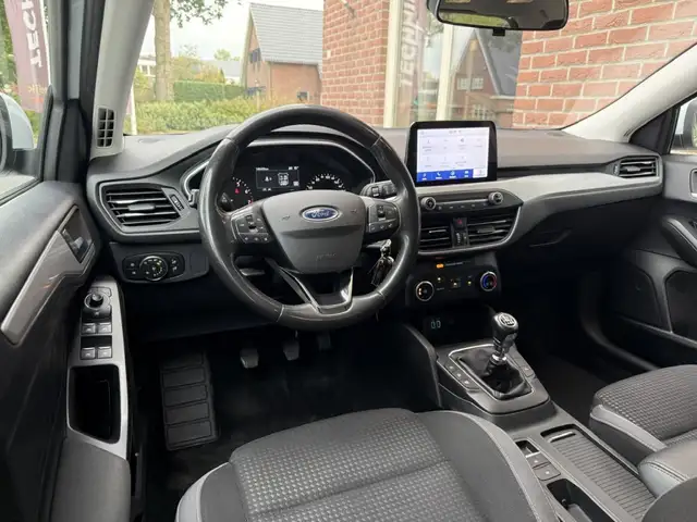 Ford Focus view 3