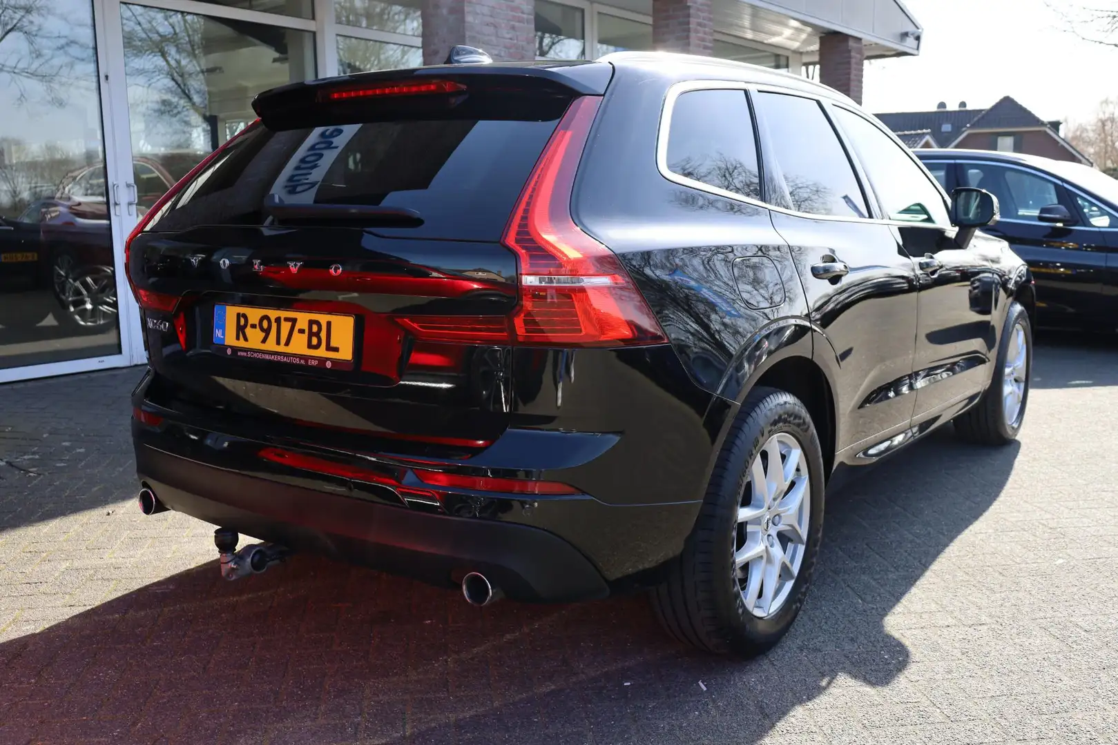 Volvo XC60 2.0 D3 Momentum CAMERA TREKHAAK-ELEC. CARPLAY 2xPD Zwart - 2