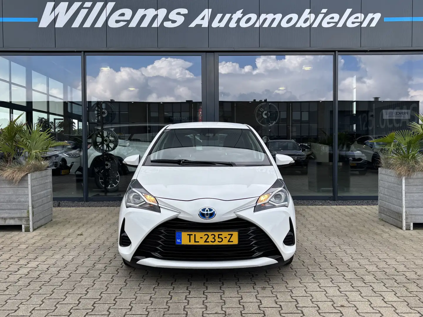 Toyota Yaris 1.5 Hybrid Active Cruise Control, Camera & Navigat Wit - 2