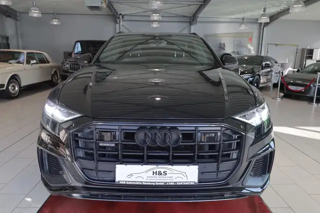 Audi Q8 view 11