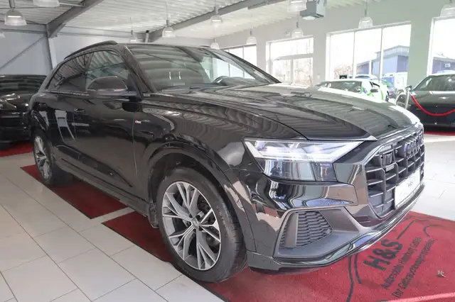 Audi Q8 view 10