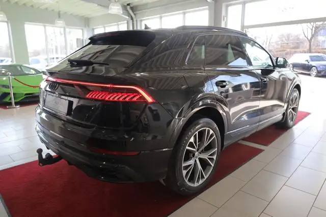 Audi Q8 view 7