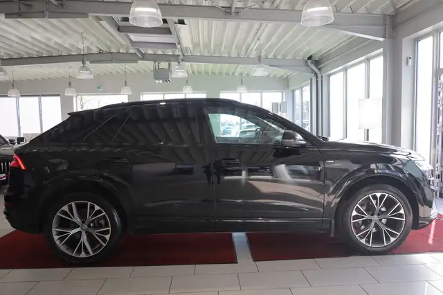 Audi Q8 view 8