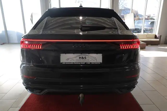Audi Q8 view 4