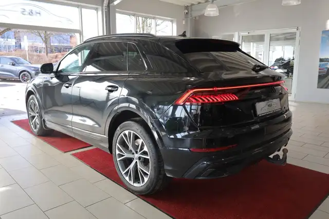 Audi Q8 view 3