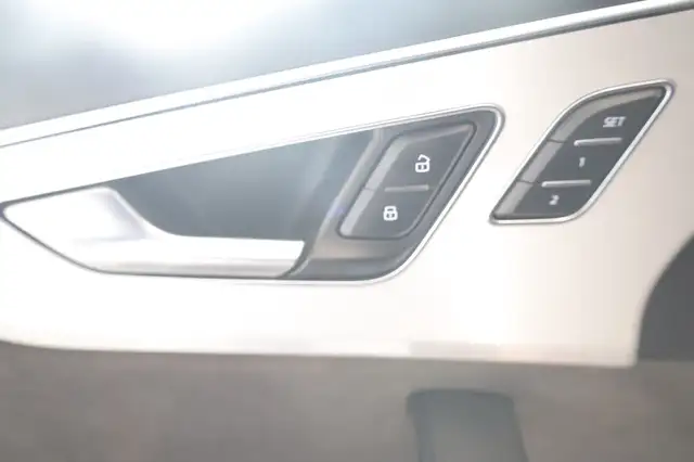 Audi Q8 view 14