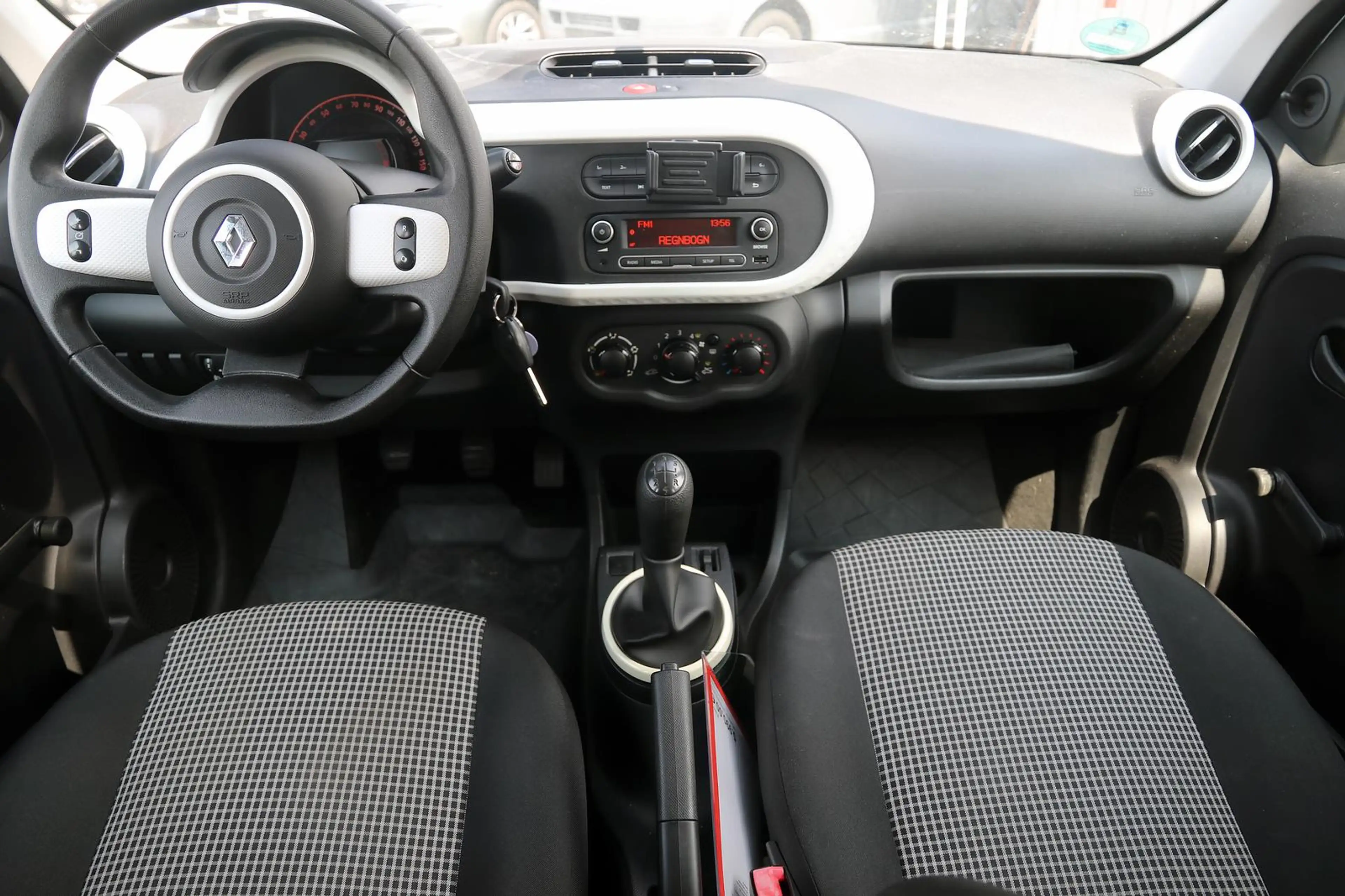 Renault Twingo 1.0 SCe Expression — photo 8