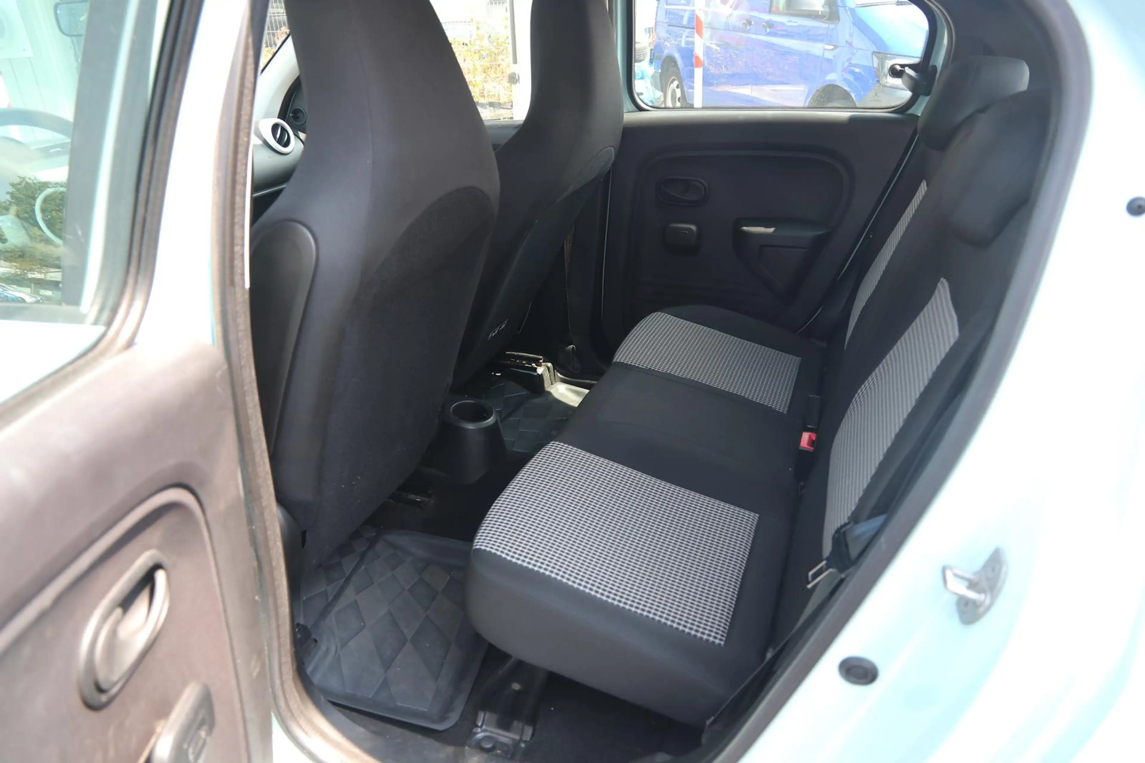 Renault Twingo 1.0 SCe Expression — photo 7