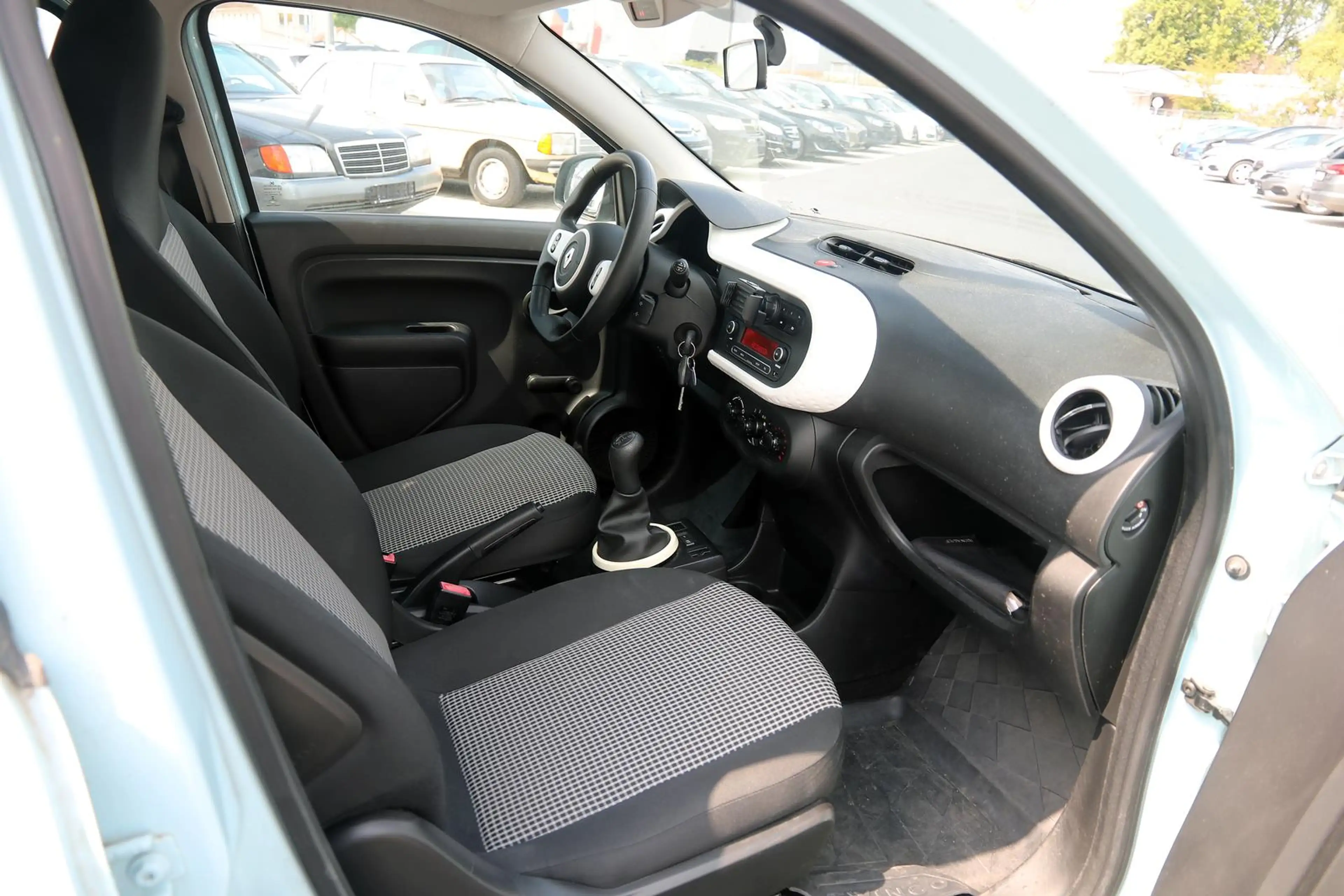 Renault Twingo 1.0 SCe Expression — photo 9