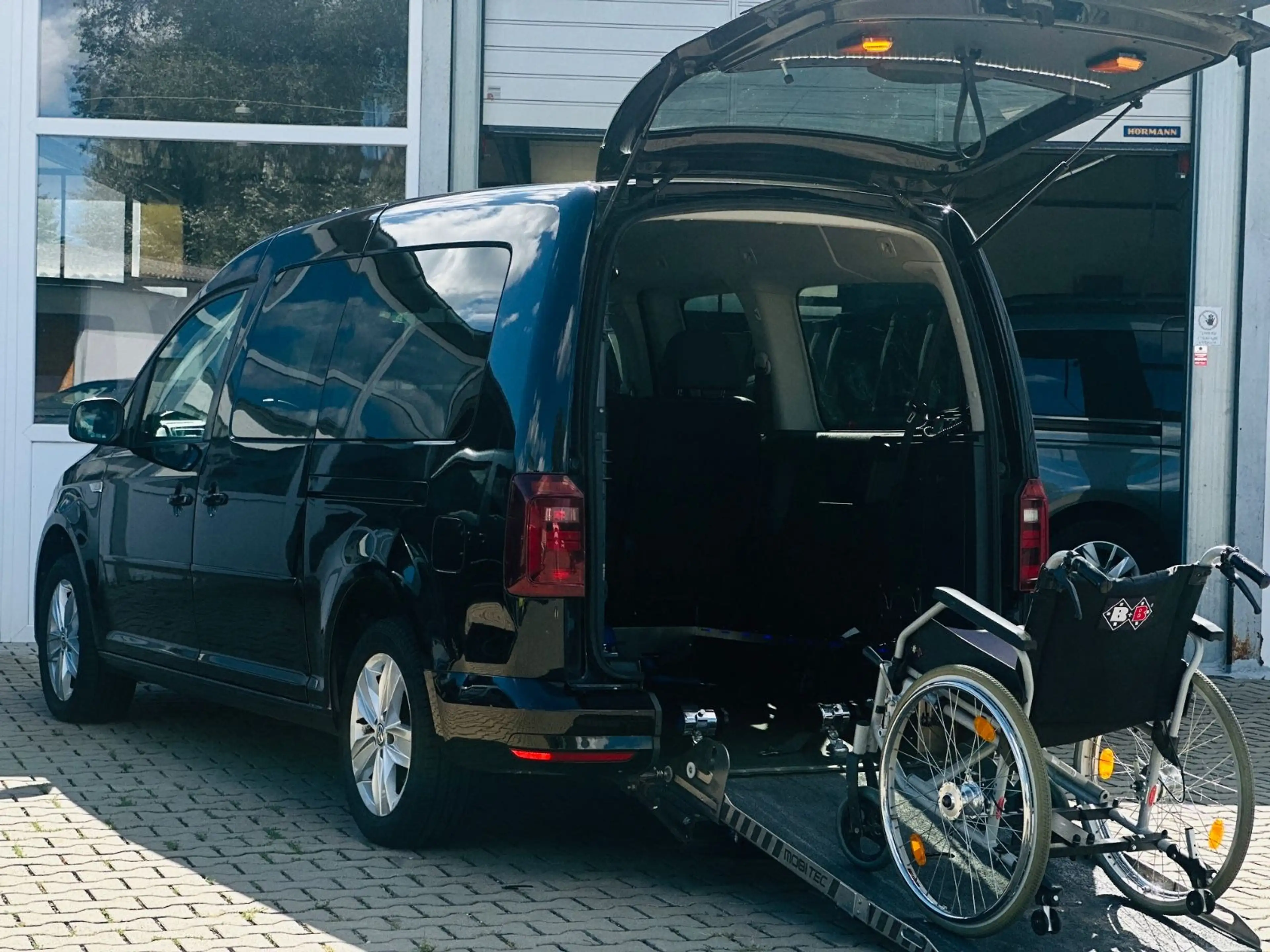 Volkswagen Caddy 2.0-DSG-Maxi- Behindertengerecht-Vollleder — photo 2