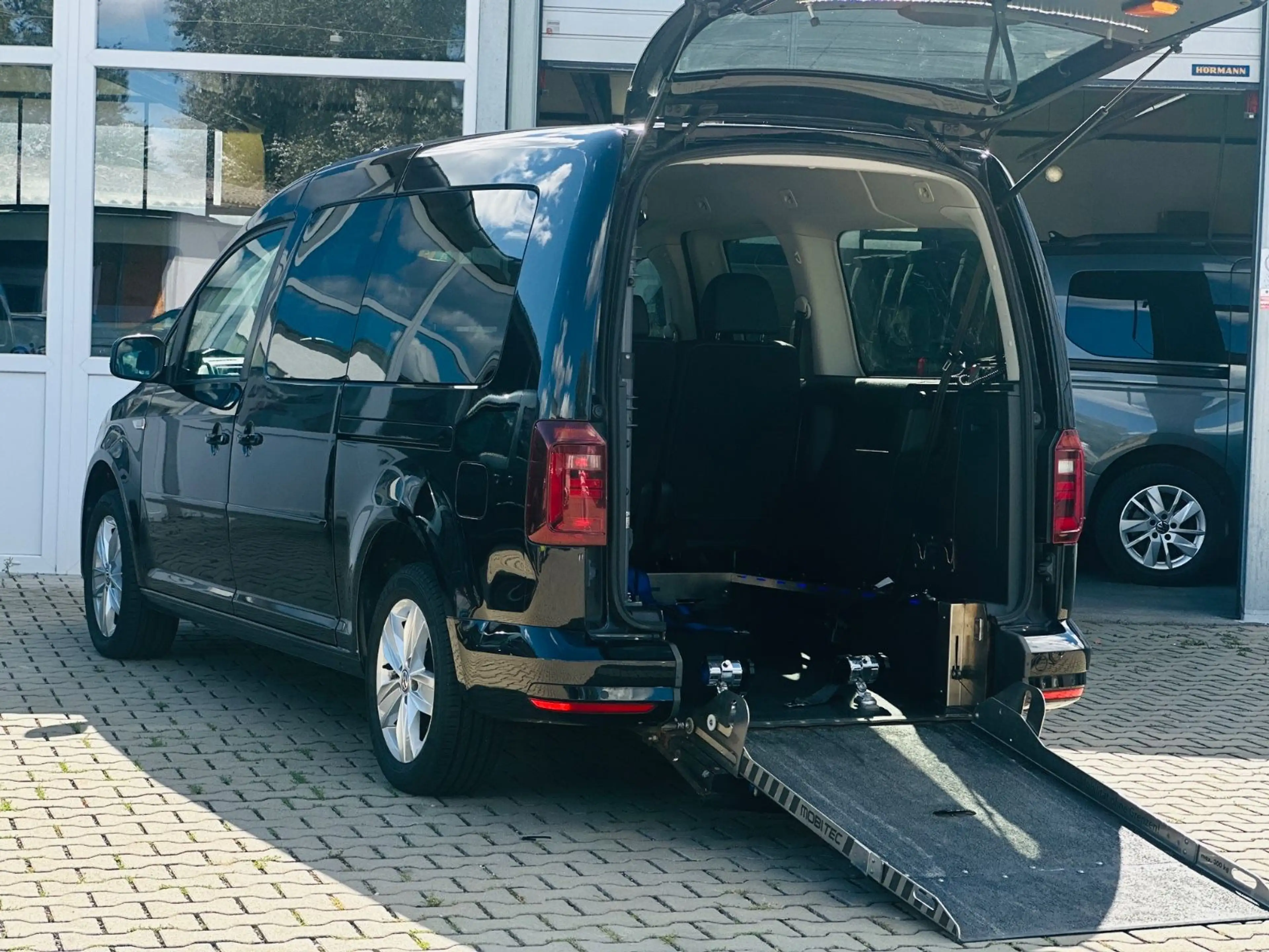 Volkswagen Caddy 2.0-DSG-Maxi- Behindertengerecht-Vollleder — photo 9