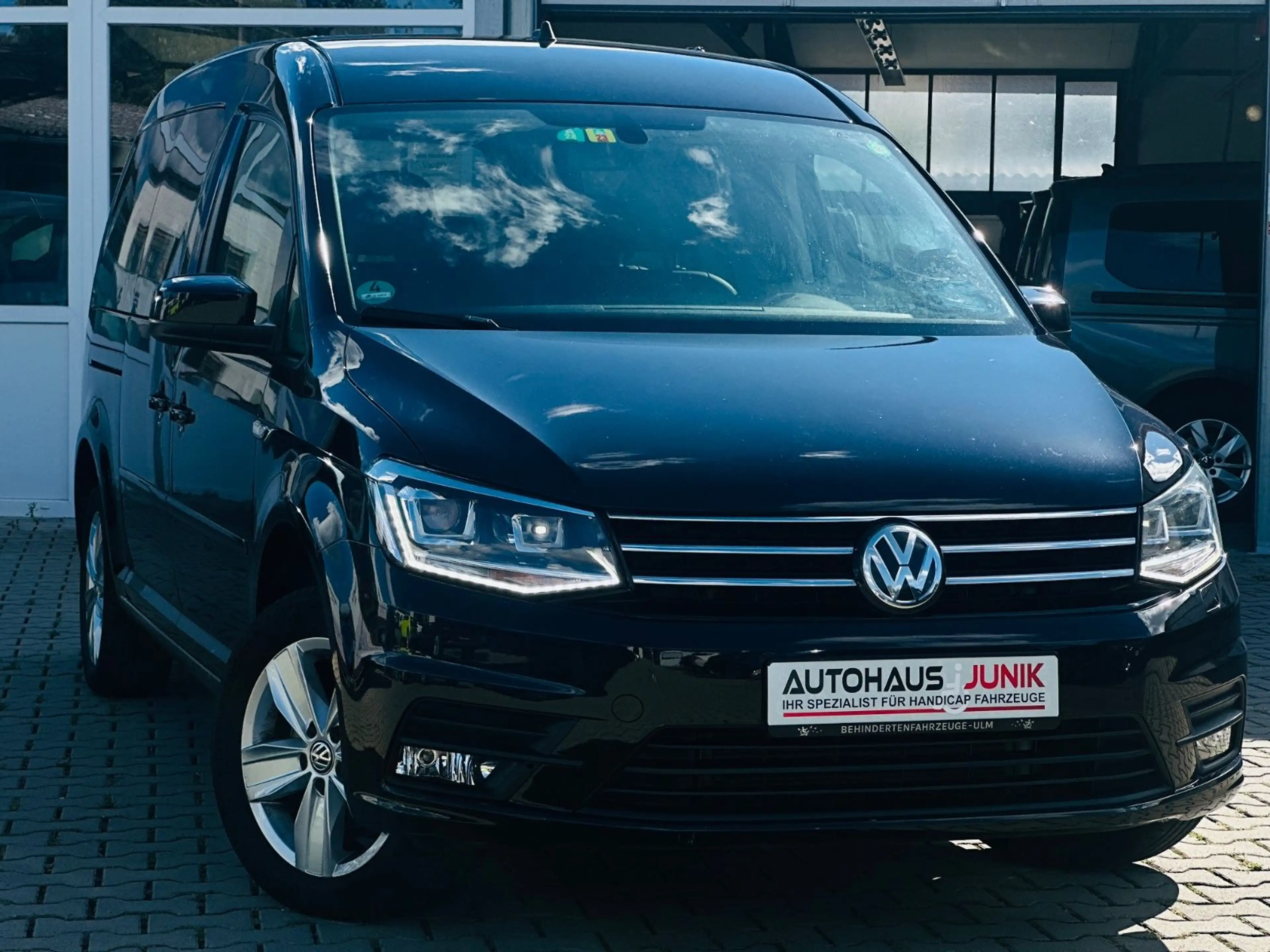 Volkswagen Caddy 2.0-DSG-Maxi- Behindertengerecht-Vollleder — photo 3
