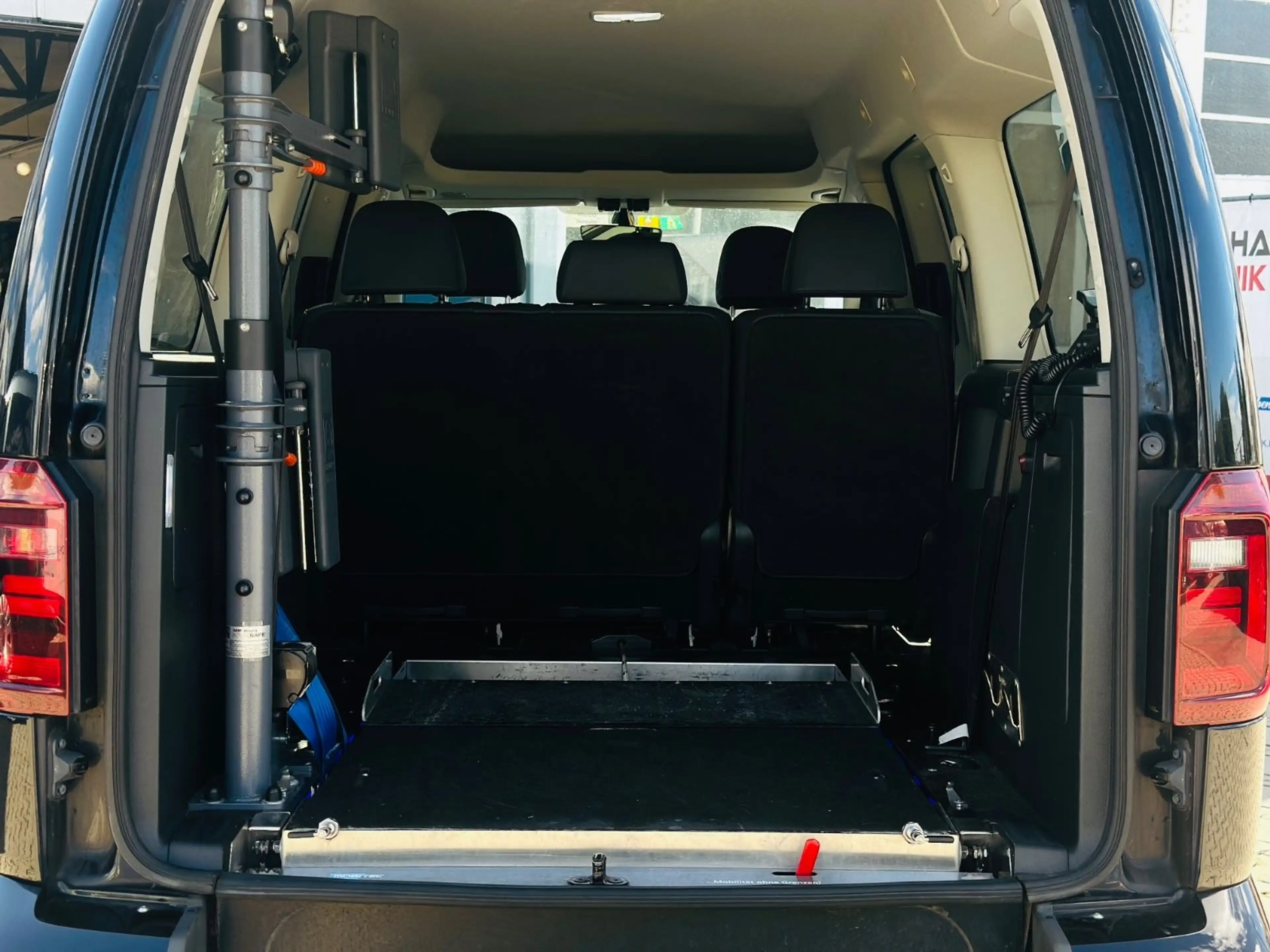 Volkswagen Caddy 2.0-DSG-Maxi- Behindertengerecht-Vollleder — photo 12