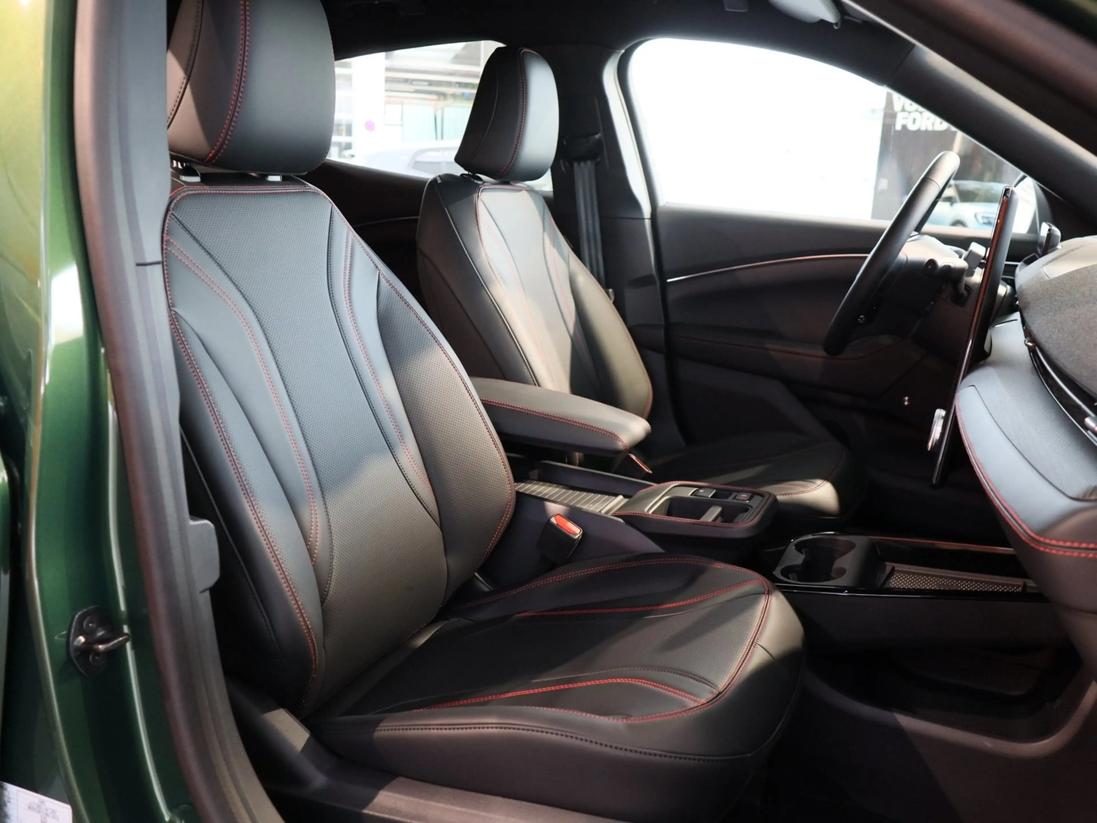 Ford Mustang Mach-E Premium — photo 6