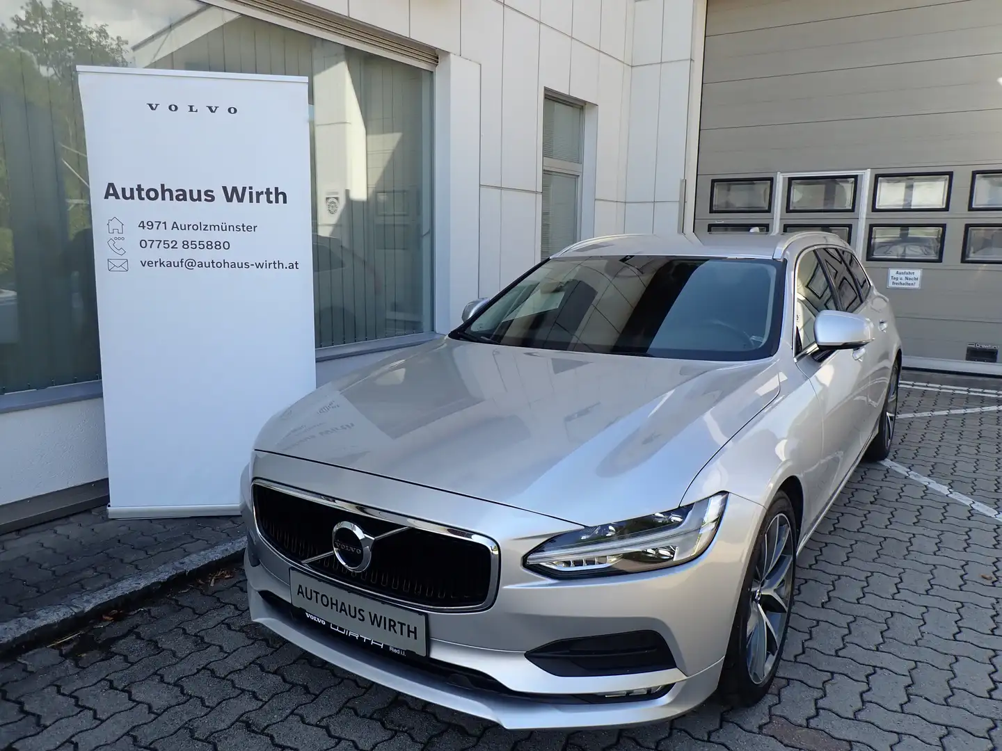 Volvo V90 D4 Geartr. Momentum / wenig Km / alle Service! Silber - 1