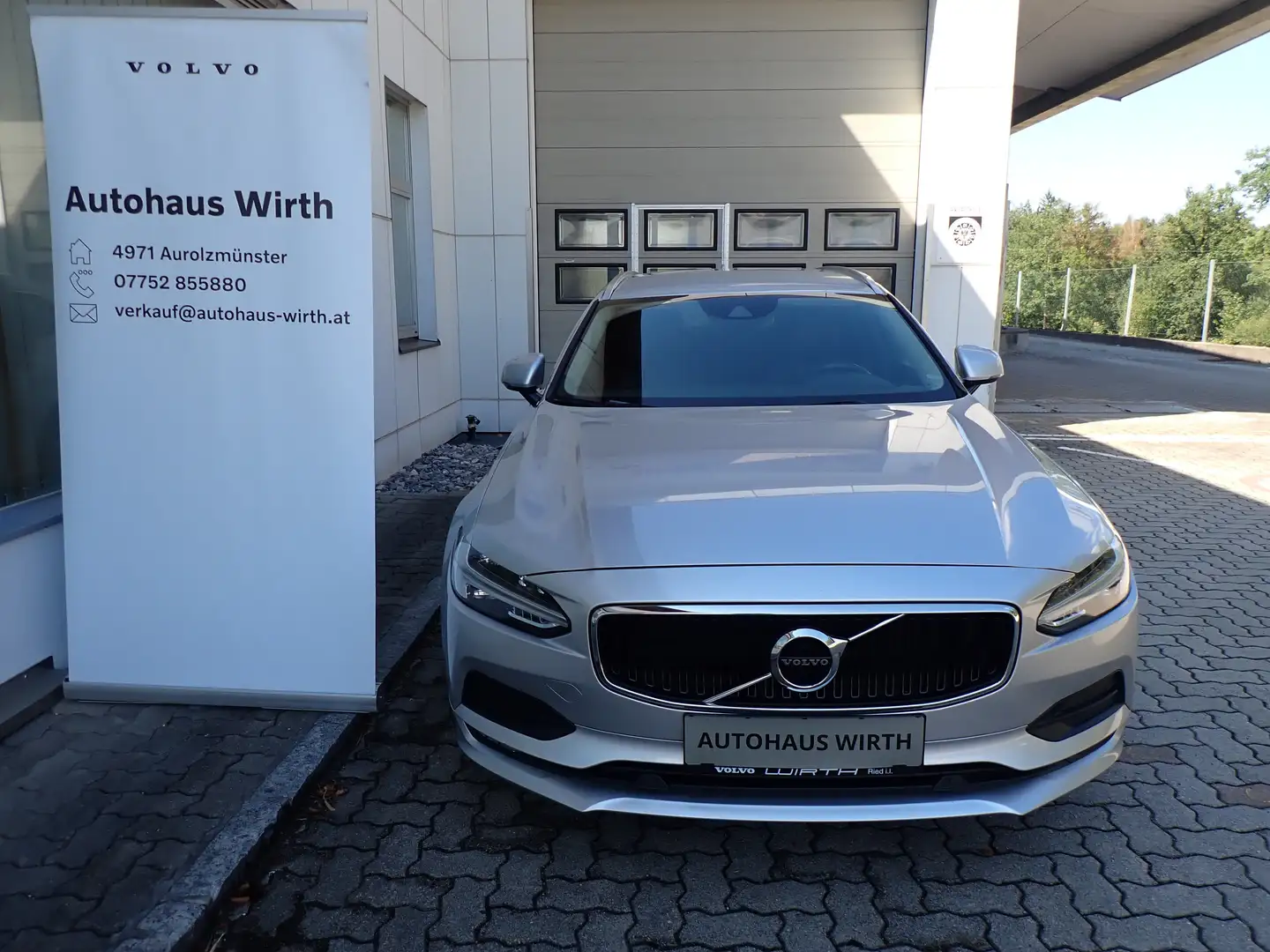 Volvo V90 D4 Geartr. Momentum / wenig Km / alle Service! Silber - 2