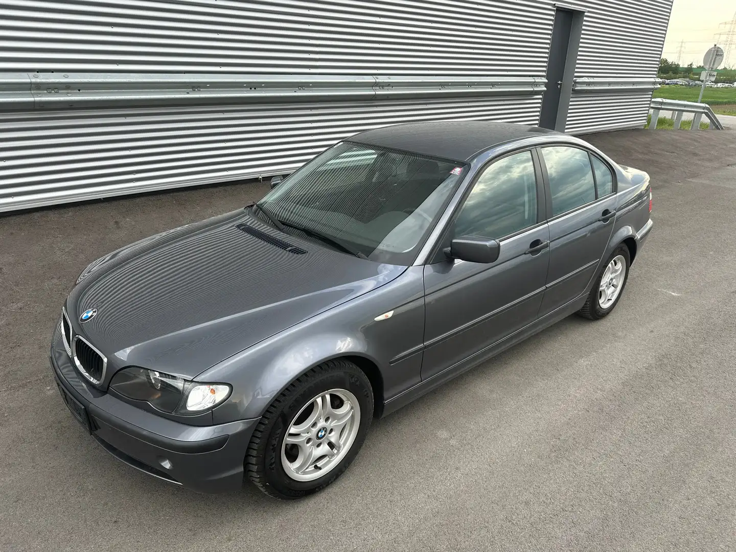 BMW 318 d Österreich-Paket ID:117 Gris - 1