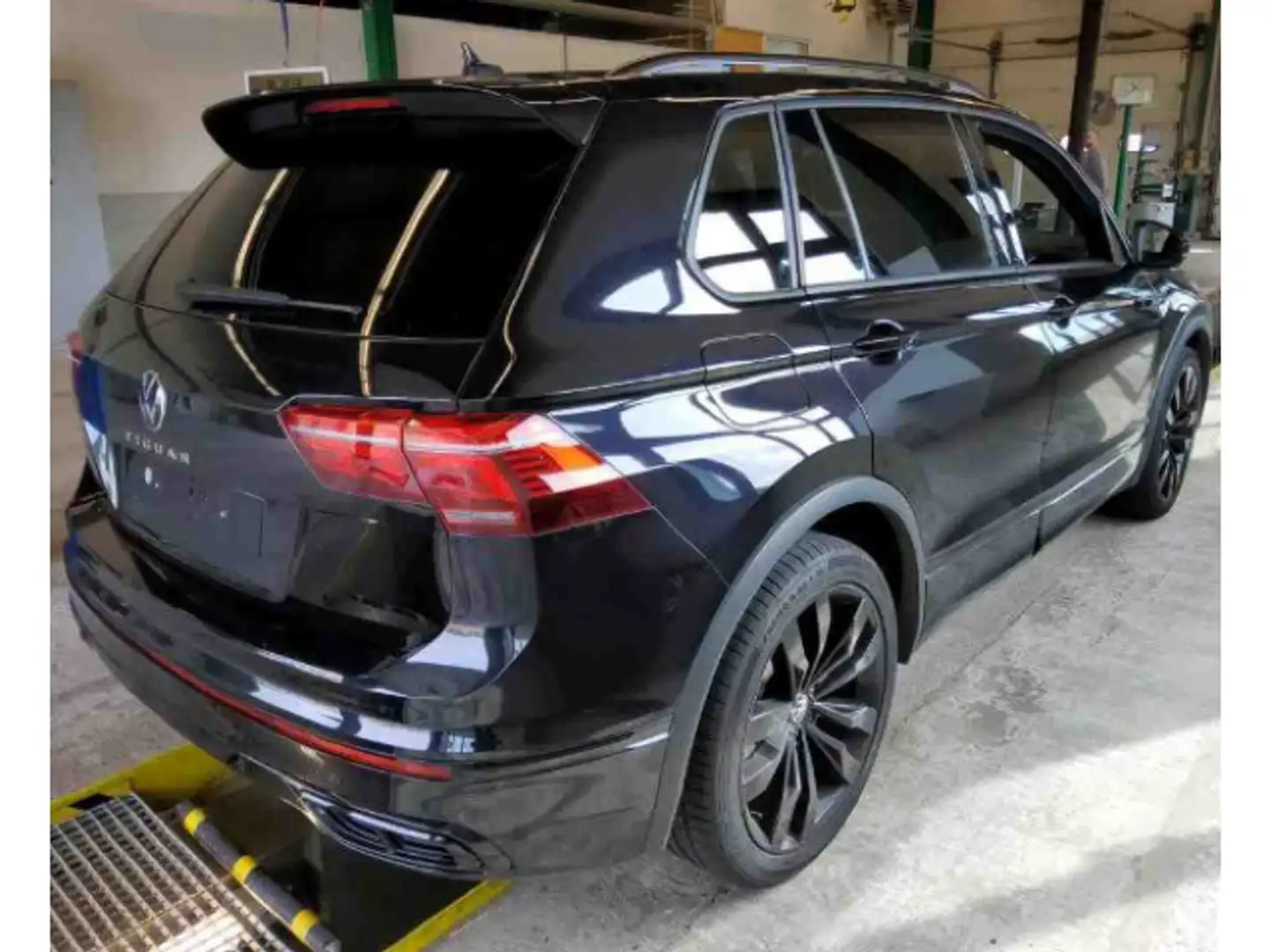 Volkswagen Tiguan 1.5 TSI DSG R-Line IQ.Light Navi ACC Lane Schwarz - 2