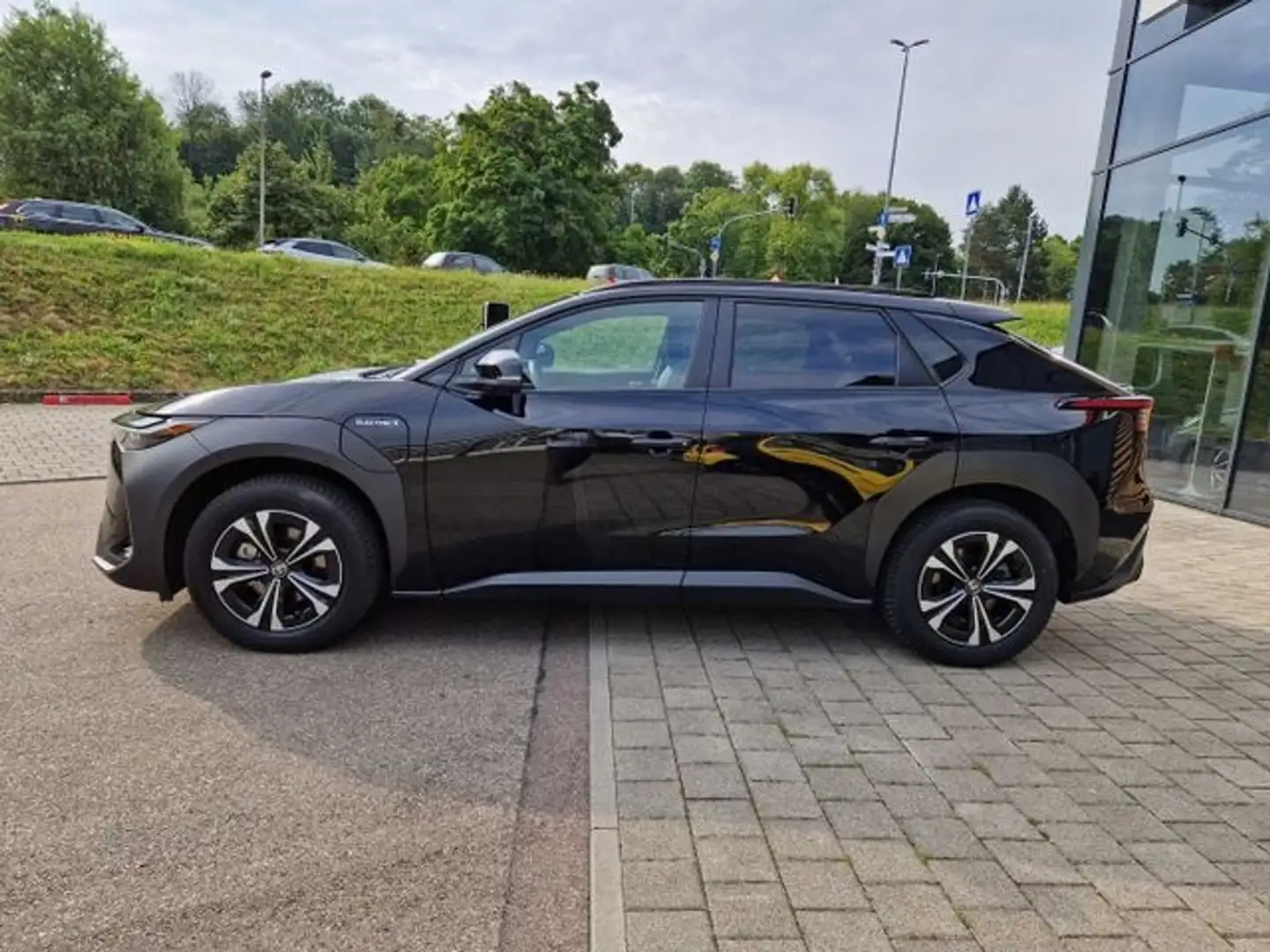 Toyota bZ4X Comfort-Paket Navi 360 Kamera LED ACC El. Heckklap Schwarz - 2