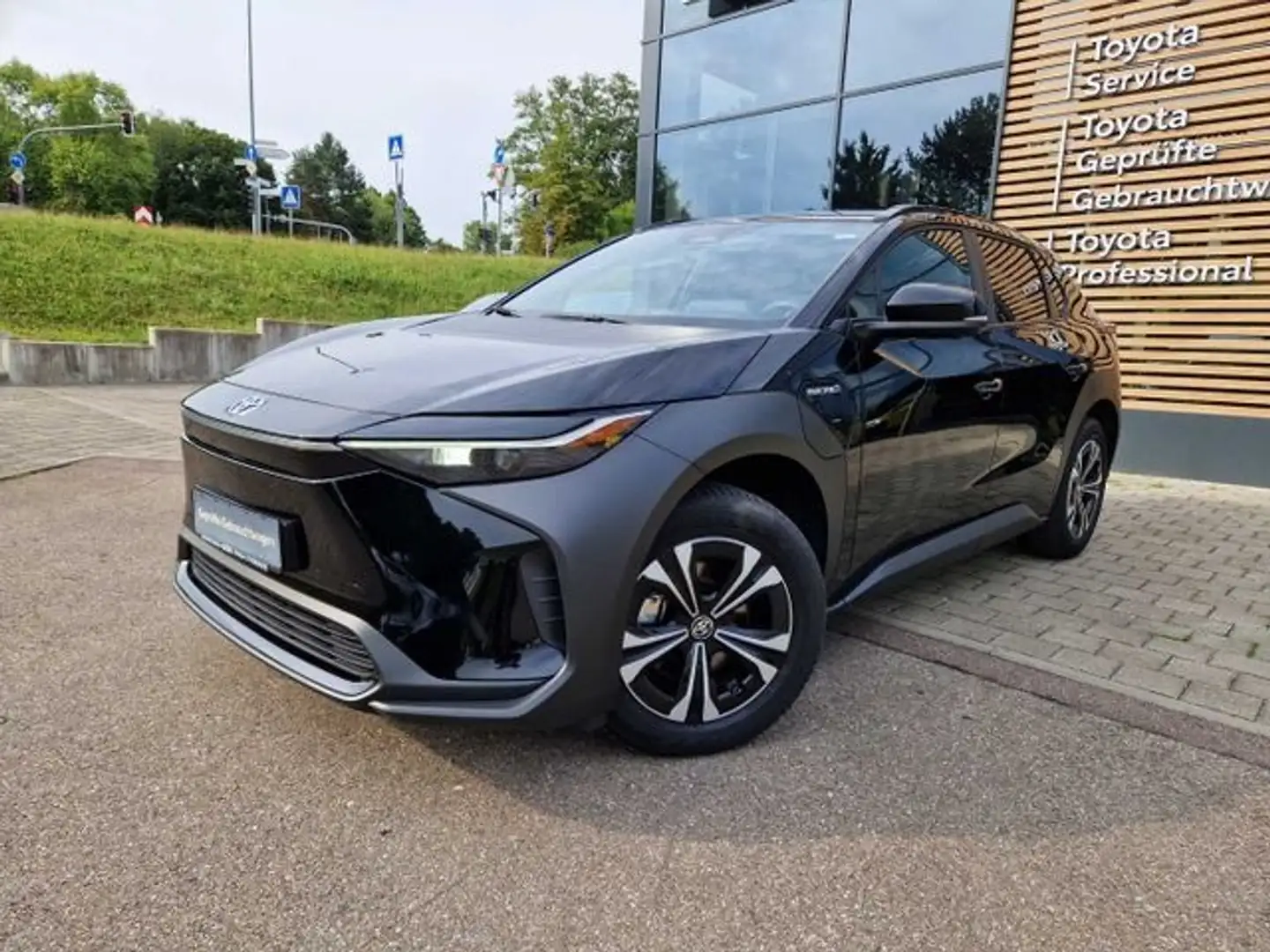 Toyota bZ4X Comfort-Paket Navi 360 Kamera LED ACC El. Heckklap Schwarz - 1