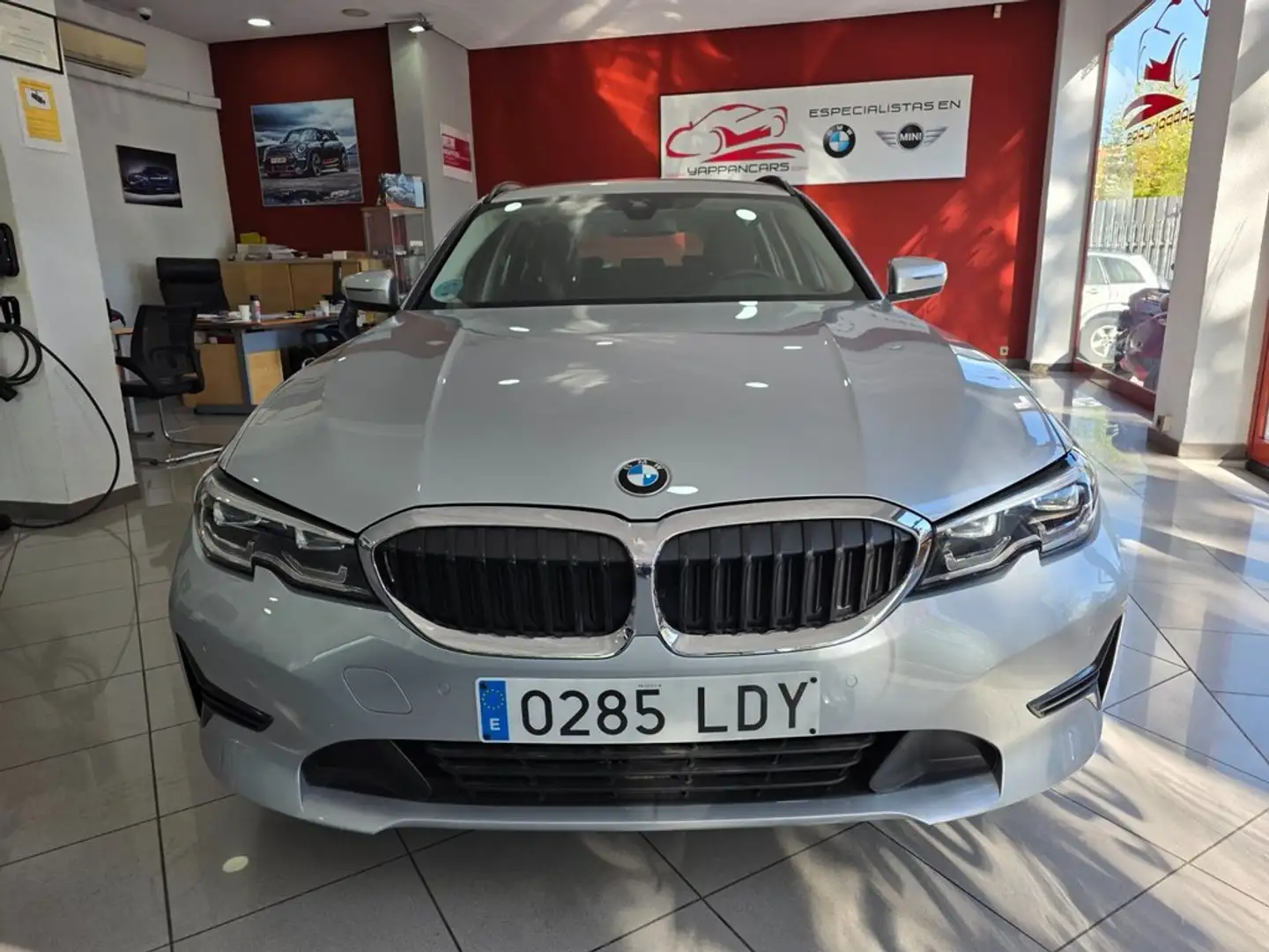 BMW 320 320d Auto.Touring Gris - 2