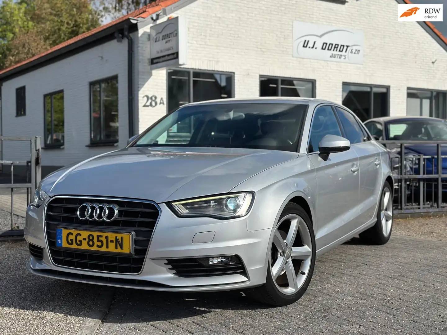 Audi A3 Limousine 1.4 TFSI CoD Ambition Pro Line S goed ri Grijs - 1