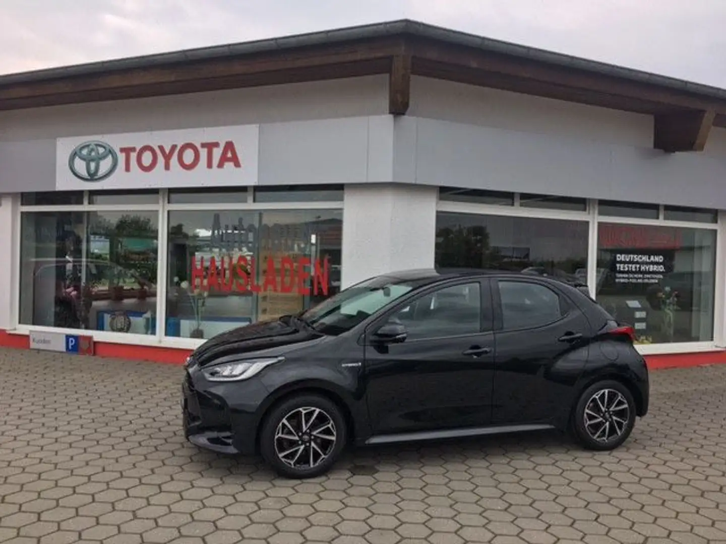 Toyota Yaris Hybrid Club Negro - 1