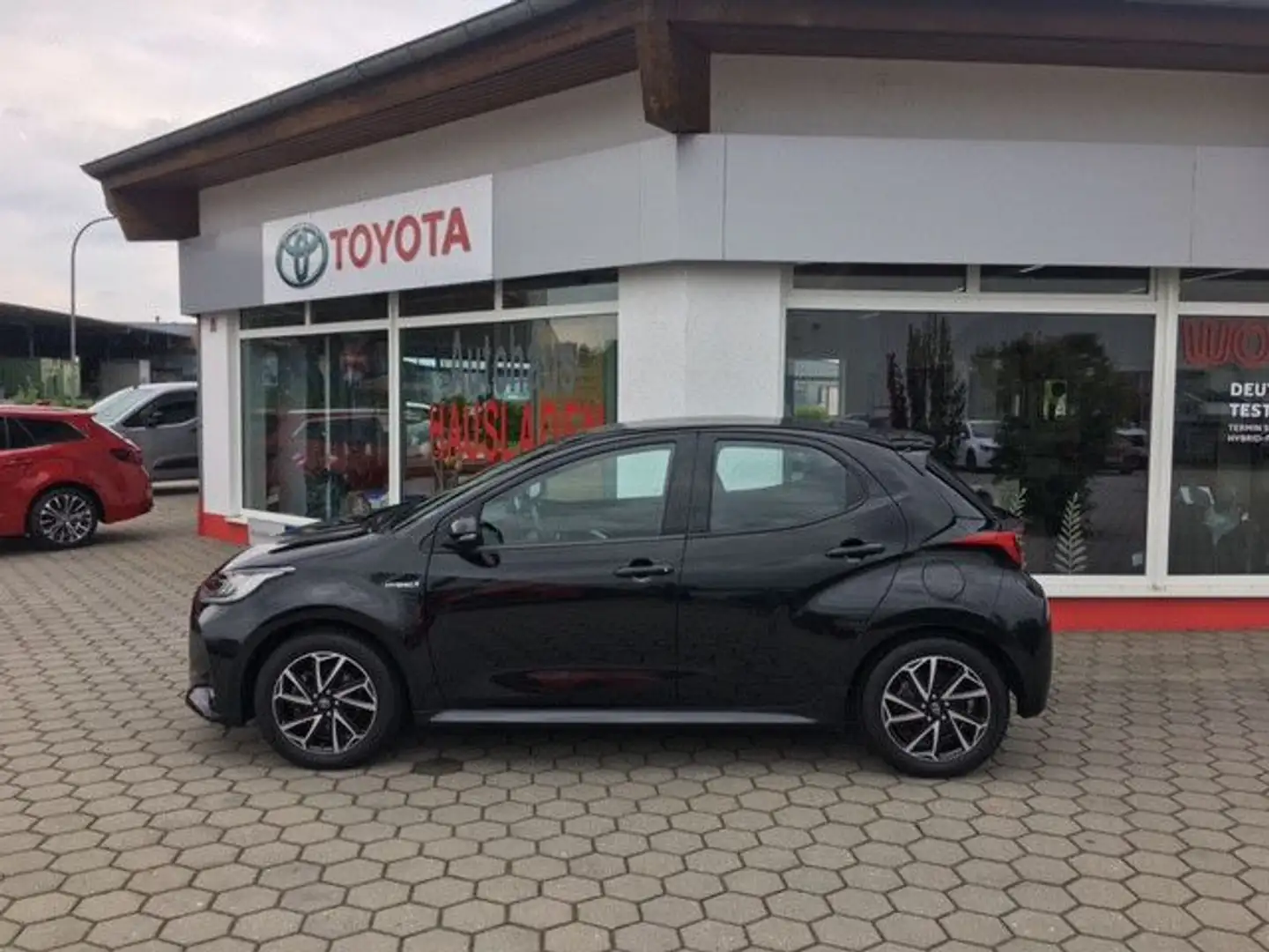 Toyota Yaris Hybrid Club Negro - 2