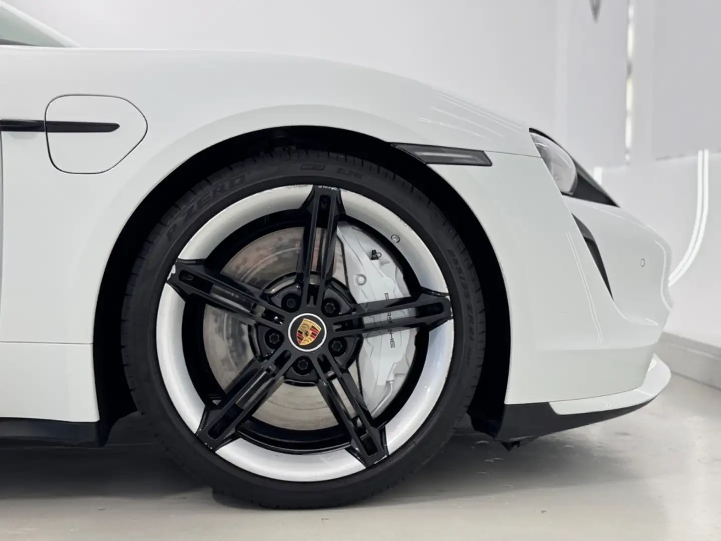 Porsche Taycan Turbo Blanco - 2