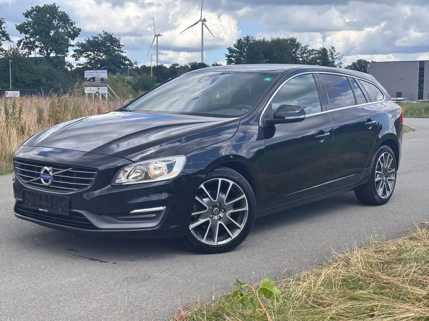 Volvo V60 2,0d aut.Momentum-Eur6-Navi-Ahk-Alu Noir - 1