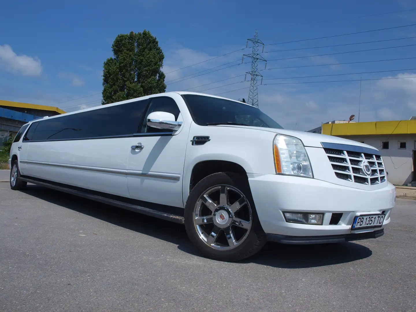 Cadillac Escalade 203-inch Stretch Limousine by Moonlight Industries Beyaz - 1