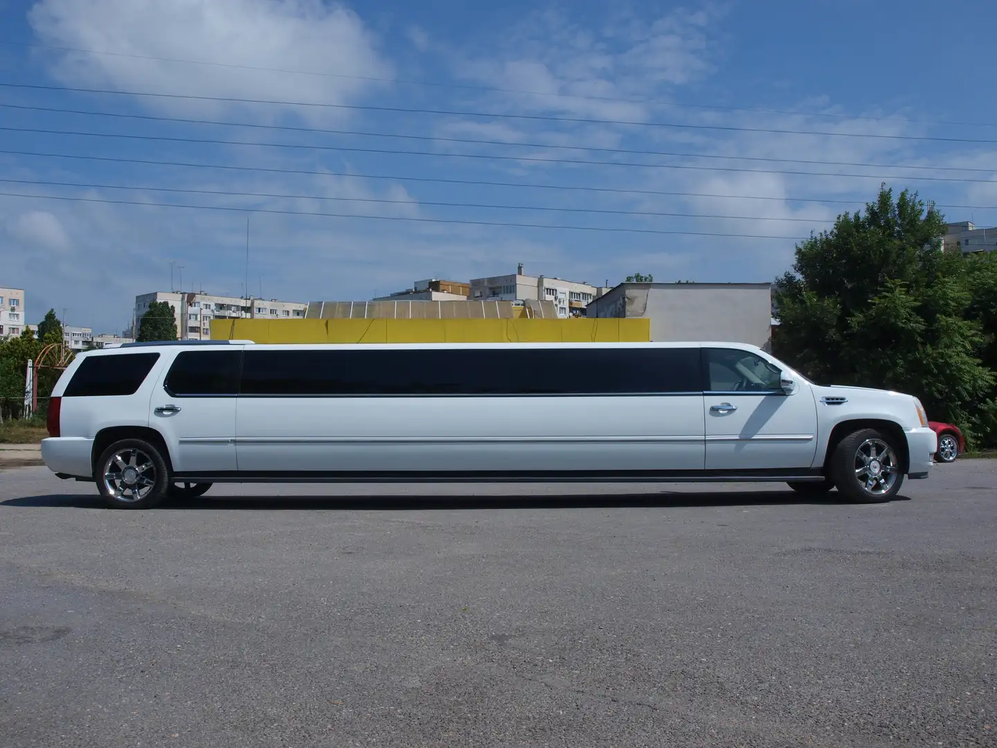 Cadillac Escalade 203-inch Stretch Limousine by Moonlight Industries Weiß - 2