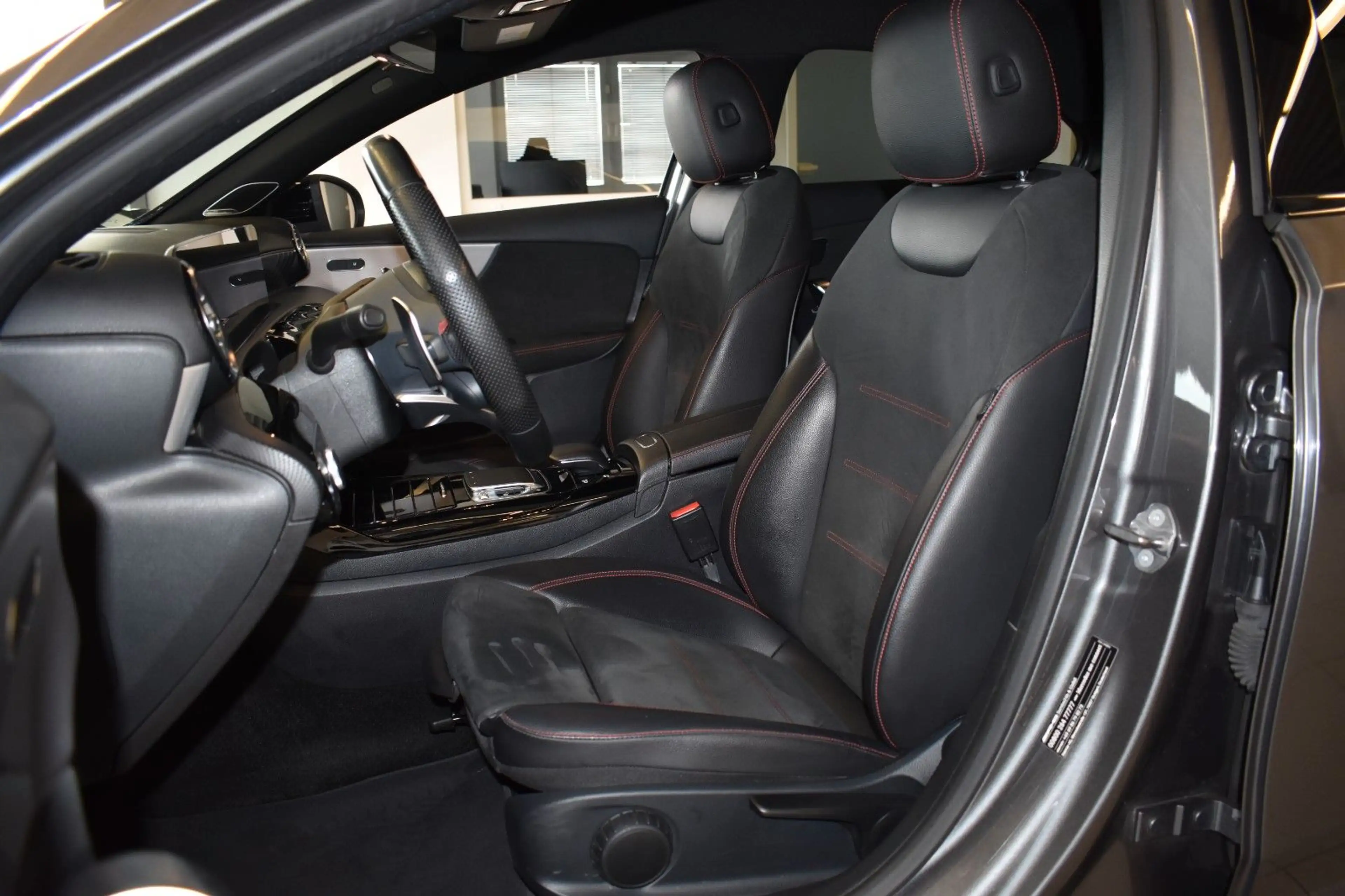 Mercedes-Benz A 35 AMG Lim. 4Matic/AERO-P./BURMESTER/NIGHT-P. — photo 12
