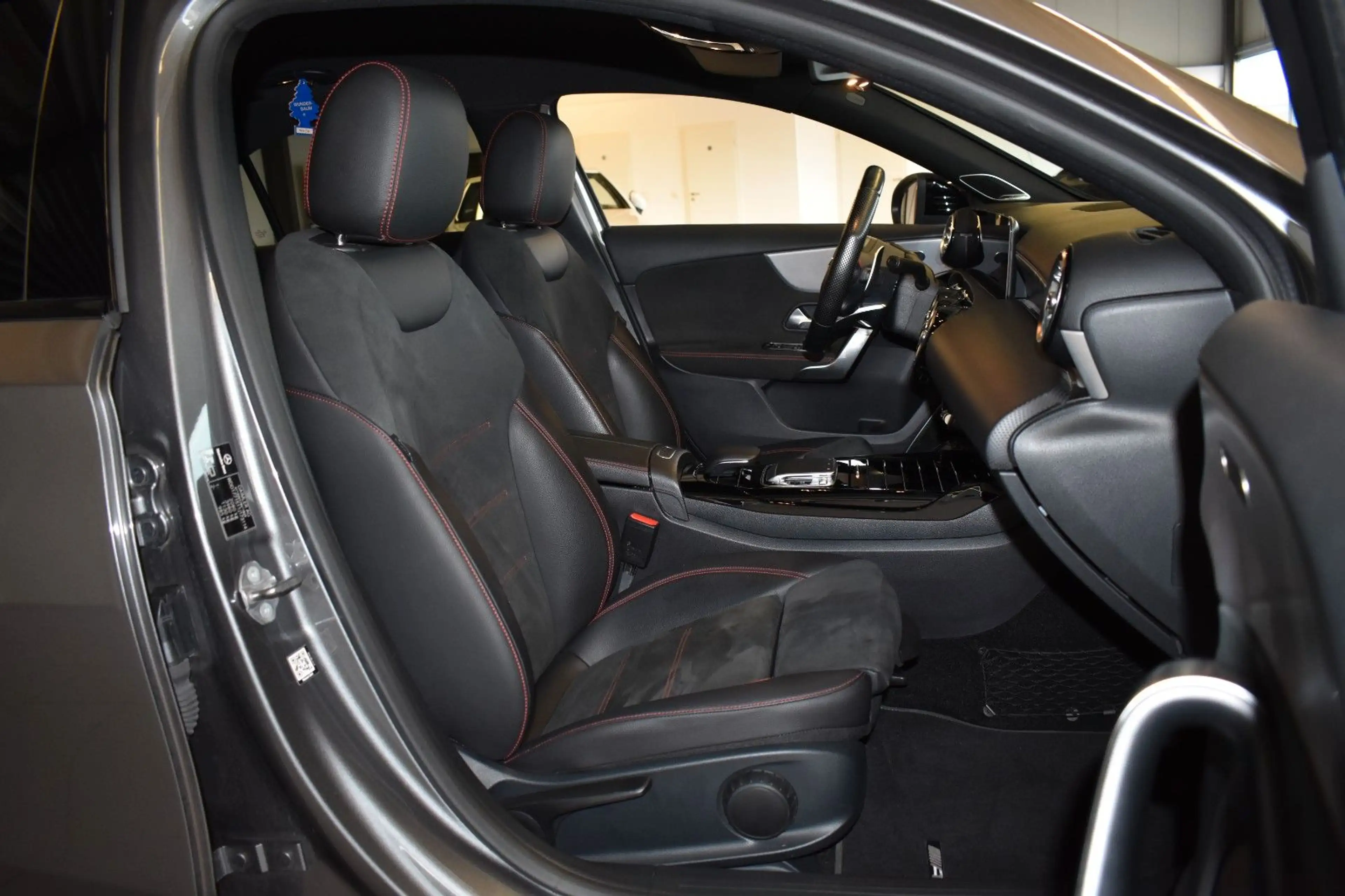 Mercedes-Benz A 35 AMG Lim. 4Matic/AERO-P./BURMESTER/NIGHT-P. — photo 13