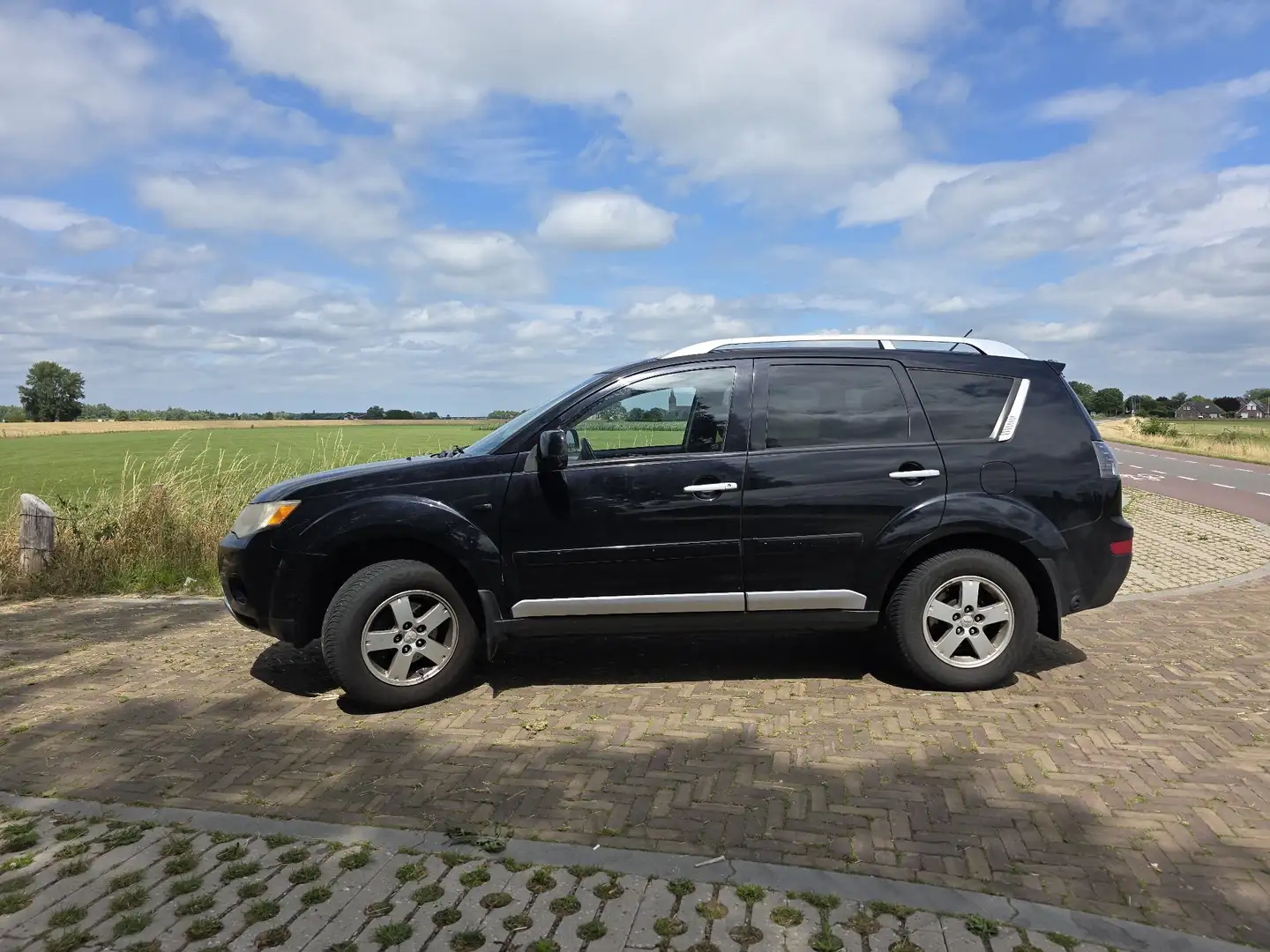 Mitsubishi Outlander 2.4 2WD Zwart - 1