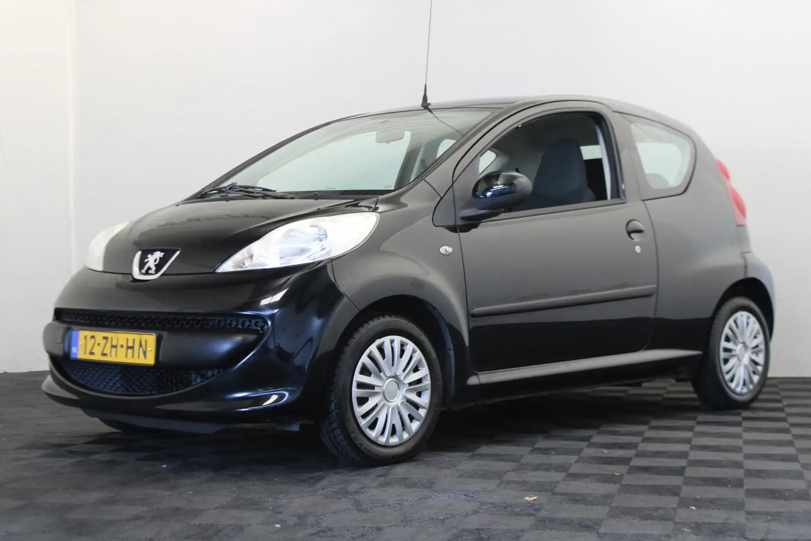 Peugeot 107 1.0-12V XS Schwarz - 1