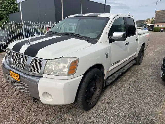 Nissan Titan V8