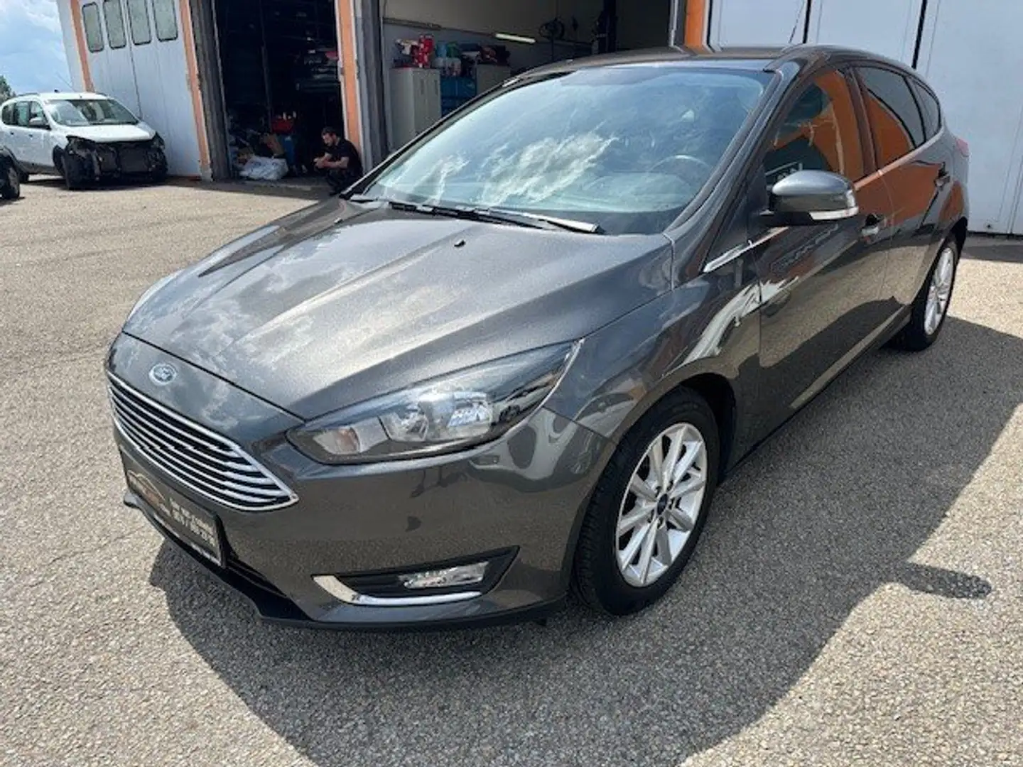 Ford Focus Titanium Grijs - 1