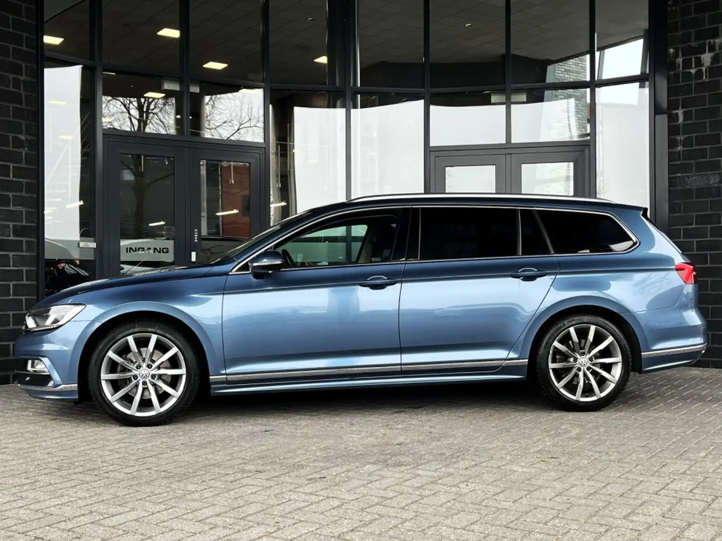 Volkswagen Passat Variant 1.6 TDI DSG R-LINE - DSG AUT. - TREKH. - ORG. NL. Blau - 2