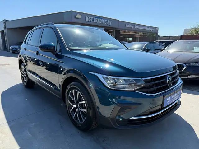 Volkswagen Tiguan view 3