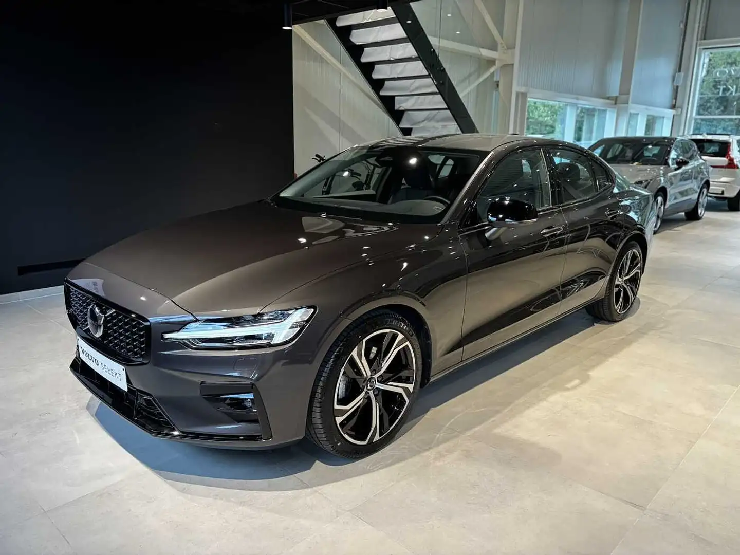 Volvo S60 Plus, B4 Mild-Hybrid, Benzin, Dark Grijs - 1