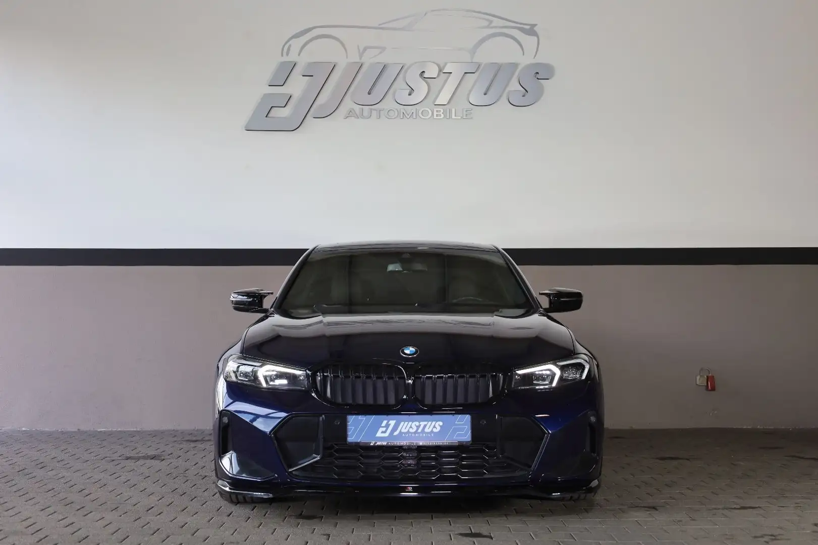 BMW 330 i xDrive/HUD/TOTW/SHZ/LHZ/HK/SBD/AMBIE/R20 Blue - 2