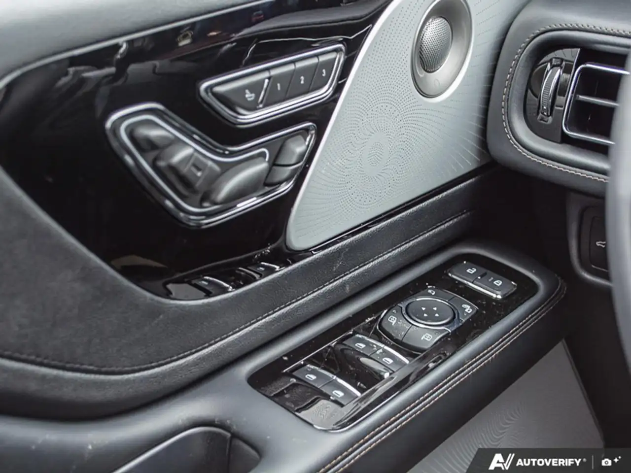 Lincoln Aviator снимка Lincoln Aviator